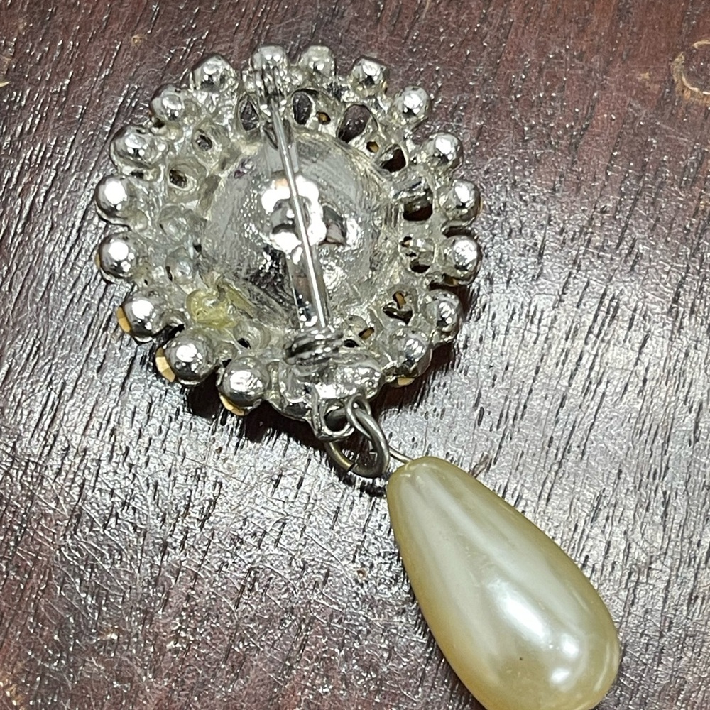 Pearl Drop Brooch - Picture 4 of 4